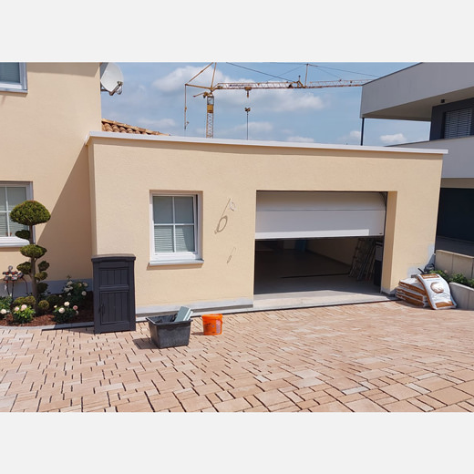 Neue Garage und davor ein neu gepflasterter Hof