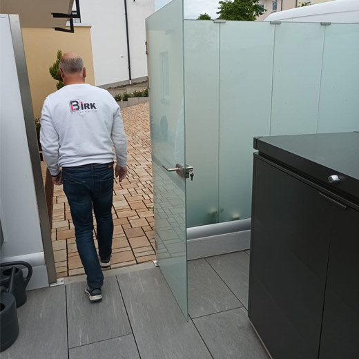 Blick von der Terrasse zur neuen Garage