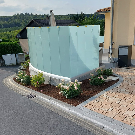 Hohe Glasfelder schützen vor Blicken und man sieht den Briefkasten, der gleich eingebaut wird.