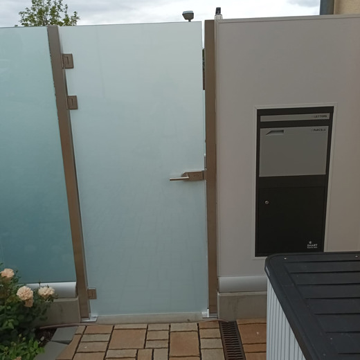 Große Tür mit Briefkasten